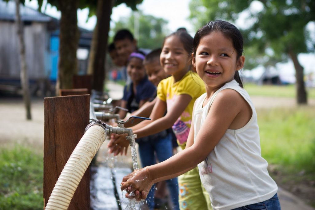 acceso al agua potable en colegios
